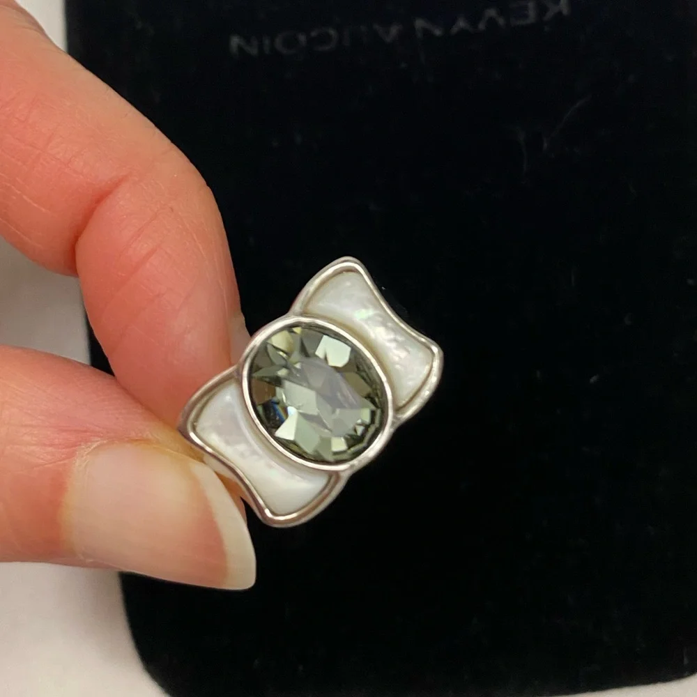 Green Stone and mother of Pearl Bow style Silver tone Ring New